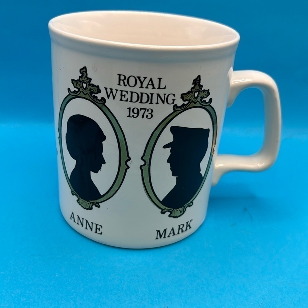 Royal wedding, 1973 Princess Anne, and Mark Mug England, white black gold​​